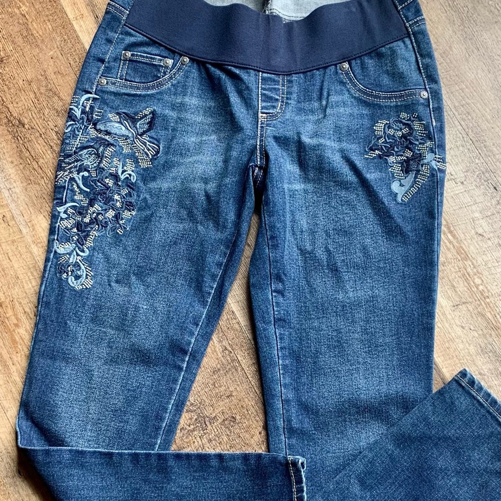 Indigo Blue embroidered ankle jeans NWOT